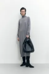 Vestido midi tejido color gris melange, con cuello alto y corte recto.