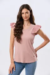 Remera de algodón color beige, de manga corta con volados de broderie, escote redondo y cuerpo liso.