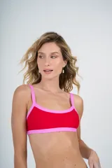 Conjunto de bikini rojo con detalles en fucsia. Incluye corpiño tipo top con breteles finos y bombacha colaless regulable.