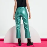 Pantalón de eco cuero color negro, de corte recto y largo cropped.