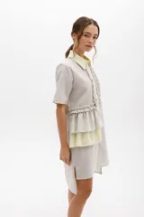 Vestido camisero color ladrillo con cuello, cartera y volados frontales y laterales en lino color lima. De calce relajado y mangas cortas.