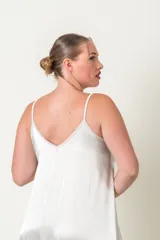 Vestido largo color gris plateado, de viscosa, con breteles finos y corte acampanado.