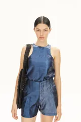 Musculosa azul metalizada de lino, con cuello redondo y sisas amplias.