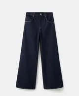 Jeans de denim azul oscuro con diseño de tiro medio y corte ancho en las piernas, con bolsillos delanteros y traseros.