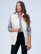 Chaleco negro capitoneado con cuello alto, cierre metálico central, bolsillos inclinados con cierre y cintura ajustable con jareta.