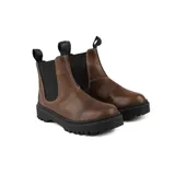 Bota tipo Chelsea de cuero color marrón, con paneles elásticos laterales en color negro, costuras a la vista y suela de goma dentada negra.