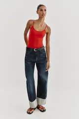 Musculosa ajustada negra con escote redondo y tirantes finos.