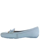 Mocasines de cuero color celeste, con detalle de lazo frontal y herrajes dorados. Presentan costuras a la vista y etiqueta de la marca en el lateral.