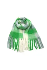 Bufanda de tejido suave con diseño de cuadros en tonos verdes, blancos y grises. Presenta flecos en los extremos y un aplique circular decorativo en uno de los laterales.