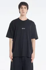 Remera negra de corte holgado con la palabra "BESTIA" estampada en el centro del pecho.