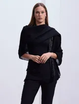 Pashmina de gasa negra con apliques de brillos.