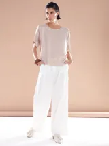 Pantalón blanco de corte palazzo con pinzas.