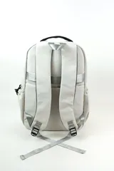 Mochila de poliéster color blanco con múltiples compartimentos con cierre, tiras ajustables y un pequeño monedero frontal con una carita feliz bordada.