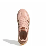 Championes urbanos Adidas modelo Barreda Decode, color rosado con detalles en marrón bronce. Presentan una combinación de texturas en gamuza y material sintético, con las icónicas tres tiras laterales y suela de goma translúcida.