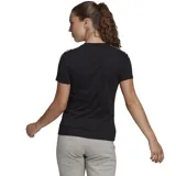 Remera Adidas Essentials de corte ajustado color negro, con tres rayas blancas en las mangas y logo bordado en el pecho.