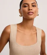 Blusa Cortelle sin mangas de tejido de punto acanalado negro con efecto metalizado, tirantes anchos y escote cuadrado.