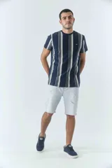 Remera de hombre con diseño de rayas verticales en tonos azul marino y gris, cuello redondo y manga corta. Presenta un pequeño logo bordado en el pecho.