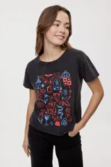 Remera de manga corta y cuello redondo color blanco, con estampa frontal multicolor de ilustraciones de estilo gráfico.