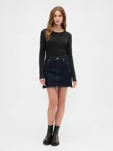 Remera de manga larga y cuello redondo, confeccionada en tejido de punto liso, con un corte ajustado al cuerpo.