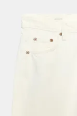 Jeans de tiro medio con diseño wide leg y pernera ancha, estilo de cinco bolsillos, cierre frontal con cremallera y botón metálico.
