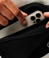 Riñonera Fabletics The Belt Bag de color negro, con cierre de cremallera, correa ajustable y el logotipo de la marca estampado en el frente.