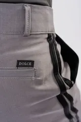 Pantalon de vestir gris con detalle de franjas laterales negras y etiqueta de marca Dolce en el bolsillo trasero.