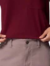 Pantalón largo recto de Columbia para mujer, ligeramente elástico y de diseño clásico, con bolsillos para las manos, trabillas para el cinturón y bolsillo de seguridad con cremallera.