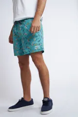 Short de baño con cintura elástica y cordón ajustable, confeccionado en tela ligera de secado rápido. Presenta un estampado botánico integral en tonos amarillos, blancos y azules, con dos bolsillos delanteros y uno posterior.