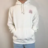 Canguro color gris topo con capucha, de corte regular. Presenta un estampado gráfico en la espalda con texto en color blanco.