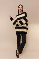 Pantalón de jean negro de corte recto, tiro medio y terminación al corte.