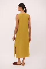 Vestido largo sin mangas, color rojo vibrante, con escote en V y cierre de botones frontal. Presenta tajos laterales y un pequeño aplique bordado de cerezas en el pecho.