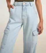 Pantalón cargo de jean azul, de corte recto y tiro alto, con bolsillos laterales y cierre frontal con botón y cremallera.