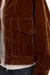 Campera tipo denim oversized en tono ocre lavado, con cierre frontal, bolsillos laterales y detalles de costura marcados. Presenta un diseño de corte holgado con puños y ruedo elásticos.