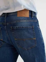 Jean azul de corte slim fit.