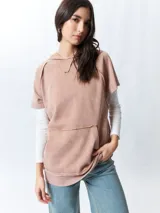 Chaleco negro lavado de algodón con capucha y gran bolsillo central. De corte oversized, holgado, suave y cómodo.