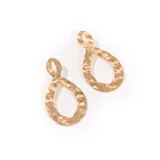 Aros colgantes dorados con forma de lágrima y textura martillada.
