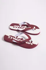 Ojotas Mistral con diseño bicolor en blanco y bordó, con estampado del logo de la marca y tiras de goma en color bordó.