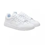 Championes Vans modelo Upland, de diseño urbano y estilo retro. Presentan una silueta de caña baja en color blanco total, confeccionados con paneles de cuero sintético y detalles perforados en los laterales. Cuentan con una suela de plataforma robusta y cierre mediante cordones al tono.