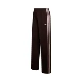 Pantalón Adidas Firebird Loose de corte holgado y diseño deportivo, color marrón con las tres tiras características de la marca en los laterales y el logo del trifolio bordado en color rosado claro. Cuenta con cintura elástica y bolsillos laterales con cierre.