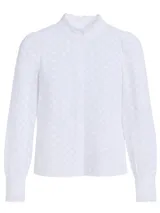 Blusa blanca con cuello alto con volados, mangas largas abullonadas y estampado floral en relieve.