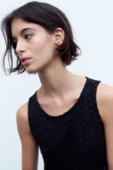 Blusa de encaje coral sin mangas.