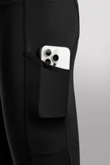 Calzas deportivas largas negras de tejido técnico elástico en cuatro direcciones. Cuentan con cintura elástica ajustable con cordón interior, bolsillos laterales elásticos en la cadera y bolsillo trasero con cierre de cremallera.