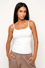 Musculosa de viscosa acanalada con elastano, de calce ajustado al cuerpo. Presenta escote recto y breteles finos regulables.