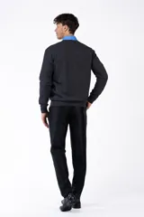 Cardigan azul marino de corte clásico, tejido con 95% algodón y 5% cashmere, con botones frontales y acabados finos en puños y cintura.