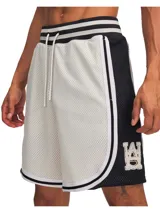 Short de básquetbol confeccionado en tejido de malla transpirable, con diseño bicolor en blanco y negro. Presenta cintura elástica con cordón ajustable, bolsillos laterales y detalle de logotipo en relieve de chenilla en la pierna.