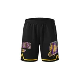 Short de básquet negro con cintura elástica, detalles de líneas amarillas en los bordes inferiores y estampados gráficos del equipo Los Angeles Lakers en las piernas.
