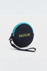 Mini case circular de neopreno color negro, con cierre en contraste turquesa, estampa frontal de la marca y tira de muñeca.