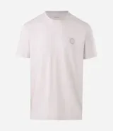 Remera de corte comfort, confeccionada en algodón suave y respirable. Presenta cuello redondo, mangas cortas y un pequeño estampado náutico con forma de ancla en el pecho.