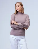 Blusa combinada marca Tahari, con torso de modal y mangas de gasa.