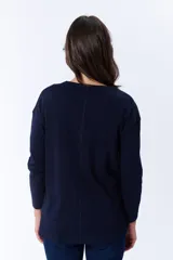 Remera manga larga azul marino, de corte holgado y cuello redondo.